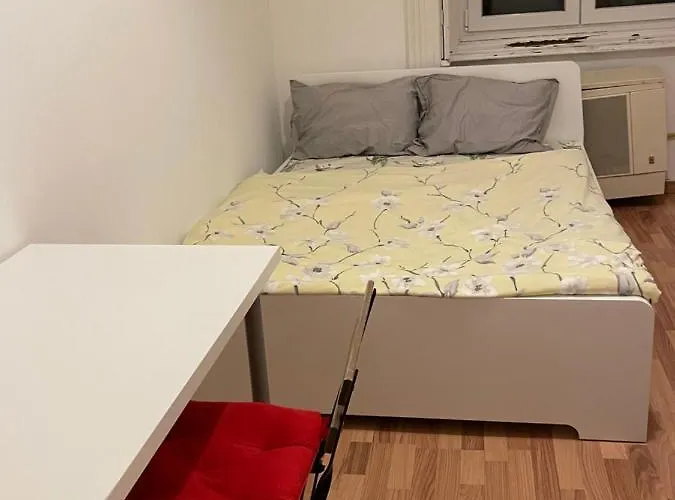 Riverside 招待所 *