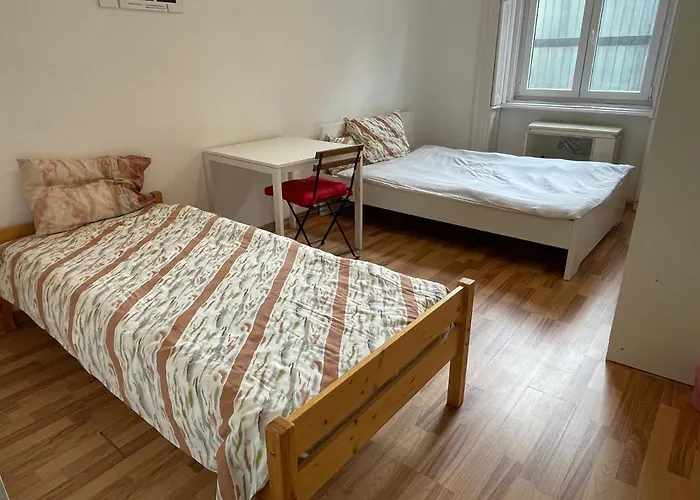 Riverside 招待所 *